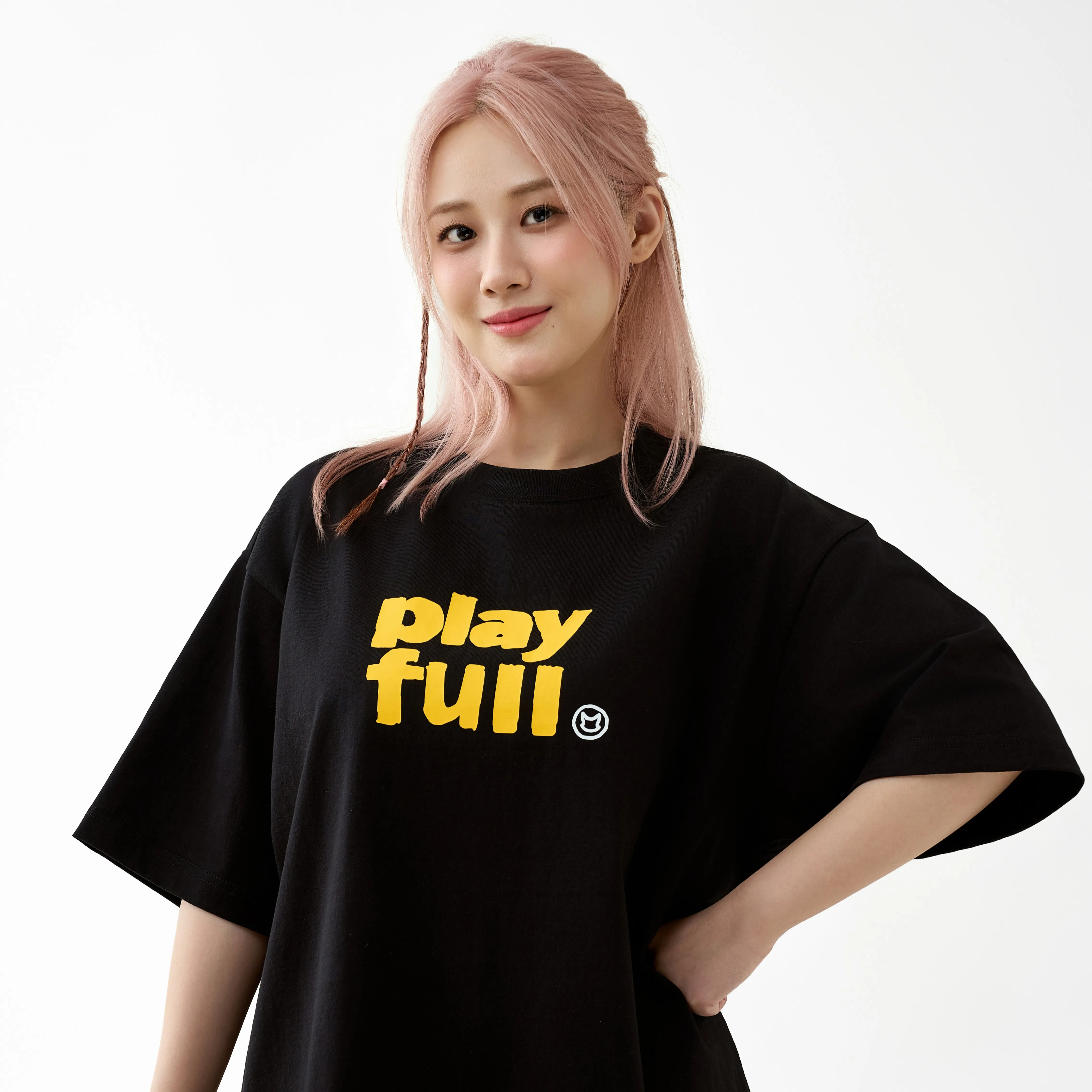 小宁子穿着黑色 PLAYFULL LOGO 短袖